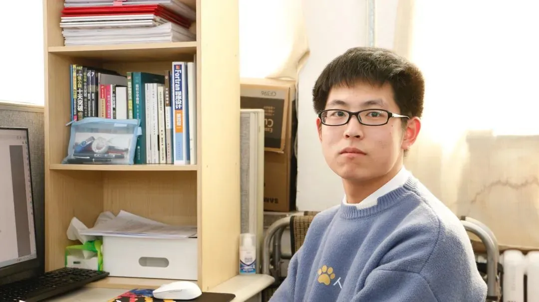 逆袭成第一!高校学霸几乎“住”在图书馆,笔记亮了……