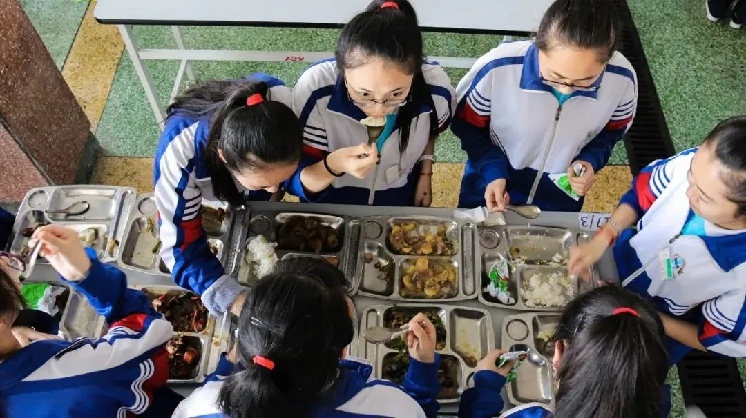 学生营养餐应根据营养要求而配置餐食，图为辽宁丹东东港一中食堂