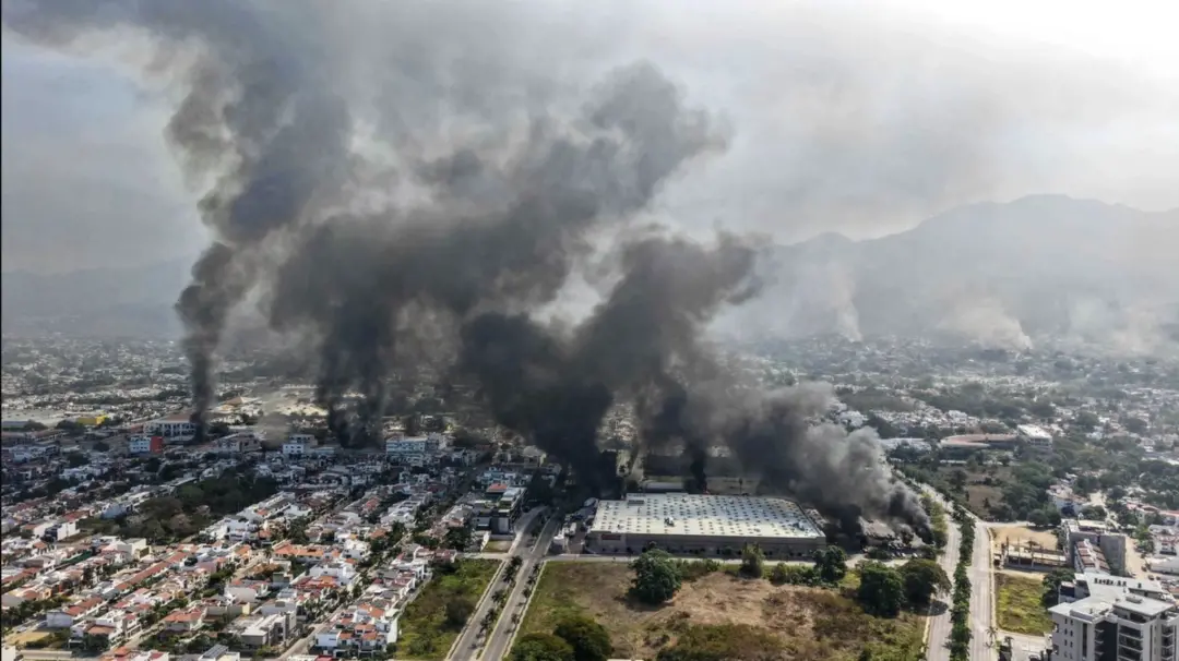 ◆巴亚尔塔港，贩毒集团武装分子制造多起火灾。（图源：Cuartoscuro）