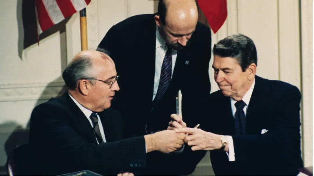 图：1987年戈尔巴乔夫与里根签署文件后交换签字笔
