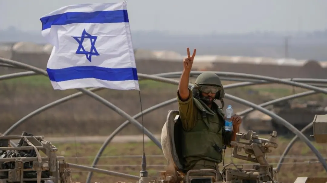 �Ʋ�������һ�����˷�ת����ɫ�о�����һ֧���������