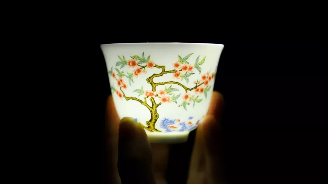 中国美術康凞神杯 A RARE WUCAI 'MONTH' CUP KANGXI MARK AND PERIOD | 清康熙五彩桃花花