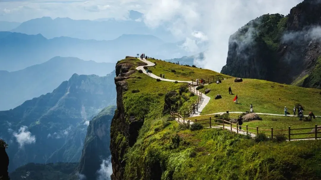 △昭通大山包断崖上的高山草坪。（图/HENGYU/图虫创意）