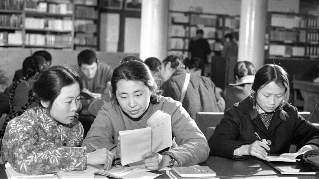 1978年3月，北京师范大学1977届新生在学习中交流。（资料图）