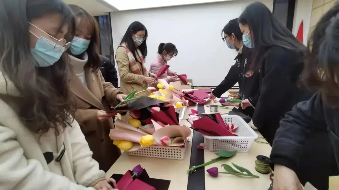 这样的双向奔赴太温暖！感谢后勤叔叔阿姨的辛勤付出，上海大学生送上书信和亲手栽种的鲜花-感谢后勤工作人员为我们提供