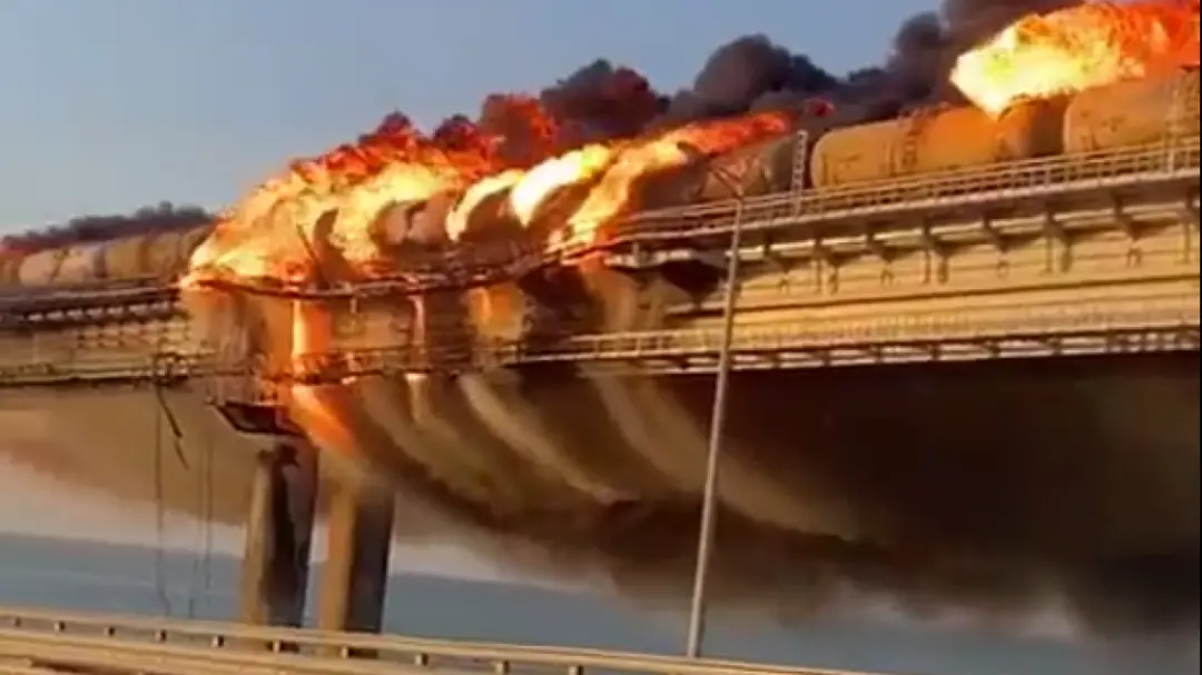 ▲ 2022年10月8日克里米亚大桥发生爆炸。（社交媒体截图）