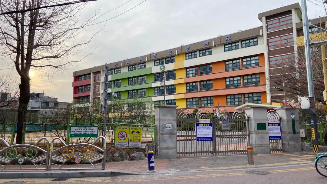 〓 首尔市广津区华阳小学已于今年3月正式停课。摄影：王雅玮