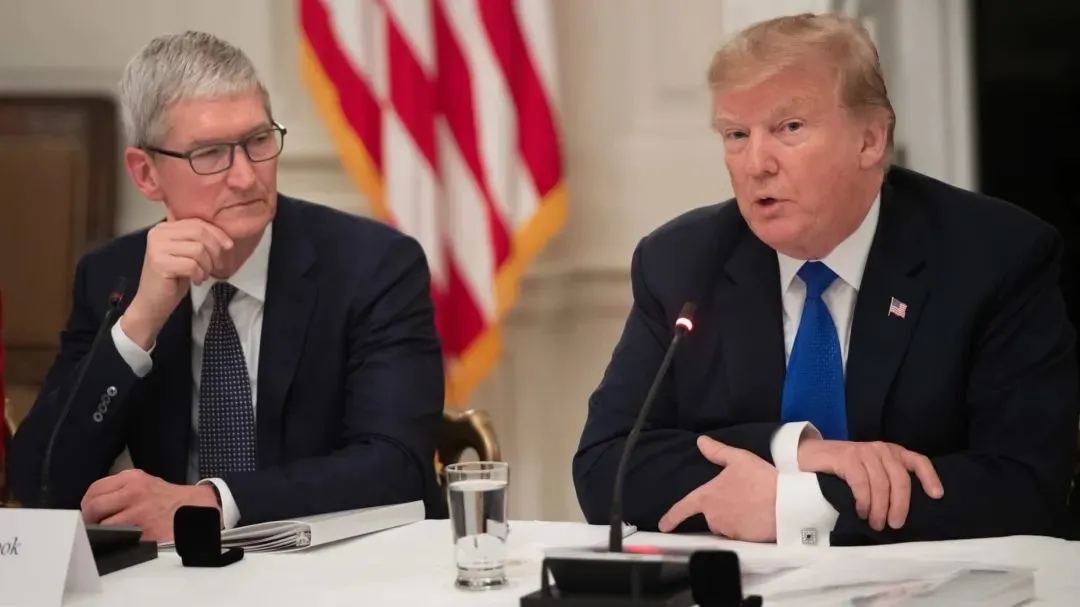 2019 年 3 月 6 日，唐纳德·特朗普 (Donald Trump) 与苹果首席执行官蒂姆·库克 (Tim Cook) (左) 一起在华盛顿特区白宫国宴厅举行的美国劳动力政策咨询委员会第一次会议上发表讲话。