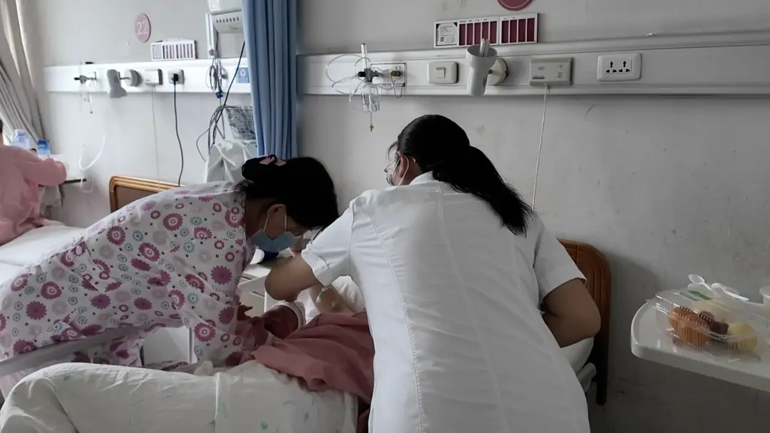 石俊霞（右）查看产妇恢复情况/记者拍摄