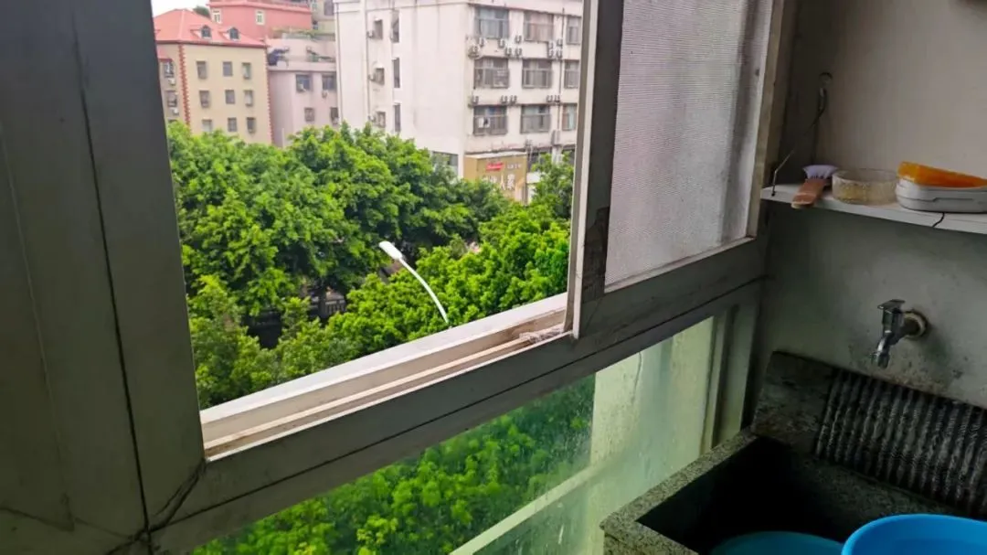 侯哥家里阳台的窗户有裂纹，被吹掉了一扇 / 受访者供图