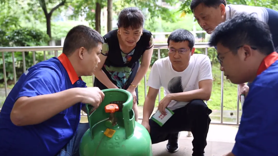 燃气企业专管员动手实操规范用气。