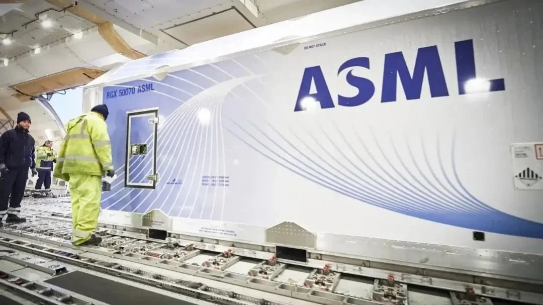 图/ASML（阿斯麦）是一家成立于1984年的荷兰跨国公司，专门从事用于生产计算机芯片的光刻机的开发与制造。截至2022年，ASML是全球半导体行业的最大供应商，也是全球用于制造最先进芯片的极紫外光刻光刻机的唯一供应商。图源：日经亚洲