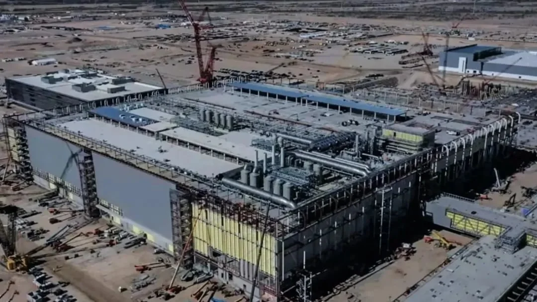 图/ 台积电正在亚利桑那州凤凰城建造一个价值数十亿美元的设施，为美国客户生产尖端芯片。图源：日经亚洲（照片由台积电提供）