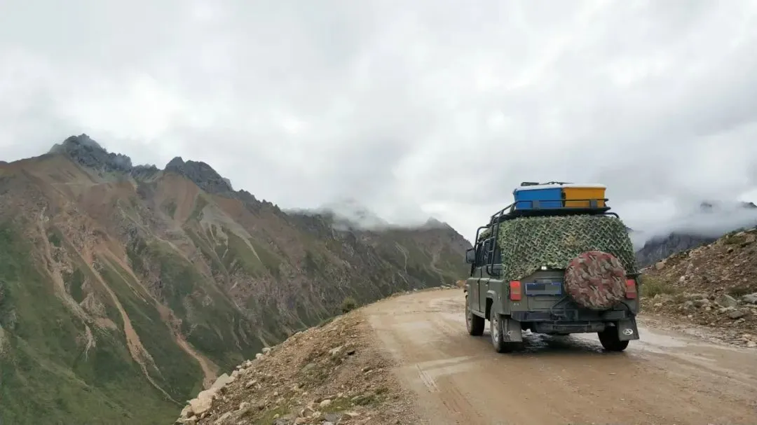 △在雨天难以行驶的泥泞道路。（图/受访者供图）