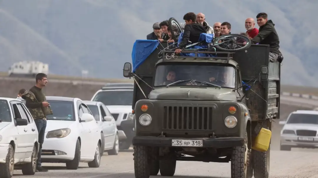 ▎2023年9月离开纳戈尔诺-卡拉巴赫的亚美尼亚难民,战争导致约当地 10 万亚美尼亚人逃离。 图源:盖蒂图片社