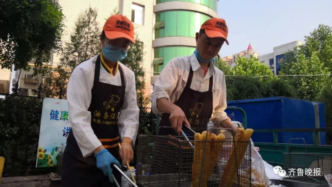 90后大学生毕业弃医摆摊卖油条，年赚30万！ 网友炸锅了...（摆摊炸油条挣钱吗）