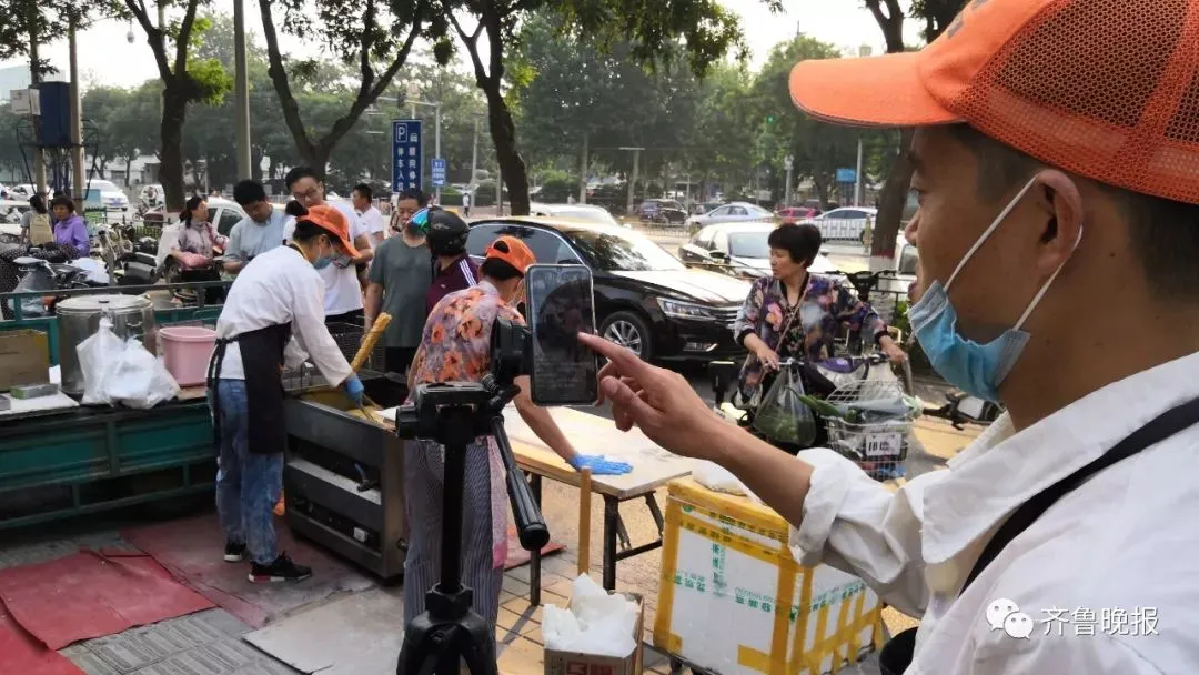 90后大学生毕业弃医摆摊卖油条，年赚30万！ 网友炸锅了...（摆摊炸油条挣钱吗）