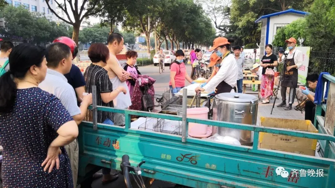 90后大学生毕业弃医摆摊卖油条，年赚30万！ 网友炸锅了...（摆摊炸油条挣钱吗）