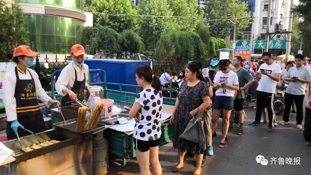 90后大学生毕业弃医摆摊卖油条，年赚30万！ 网友炸锅了...（摆摊炸油条挣钱吗）