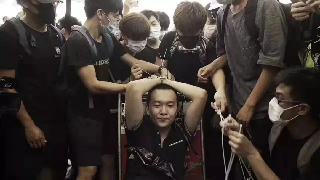 中国Rapper:“我也支持香港警察!你要打我吗?”