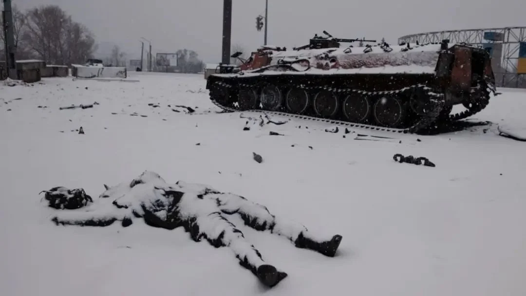 俄乌战场上，一辆被击溃的战车，一名战死的士兵