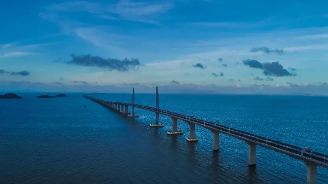 ● 连接大亚湾地区的珠港澳大桥