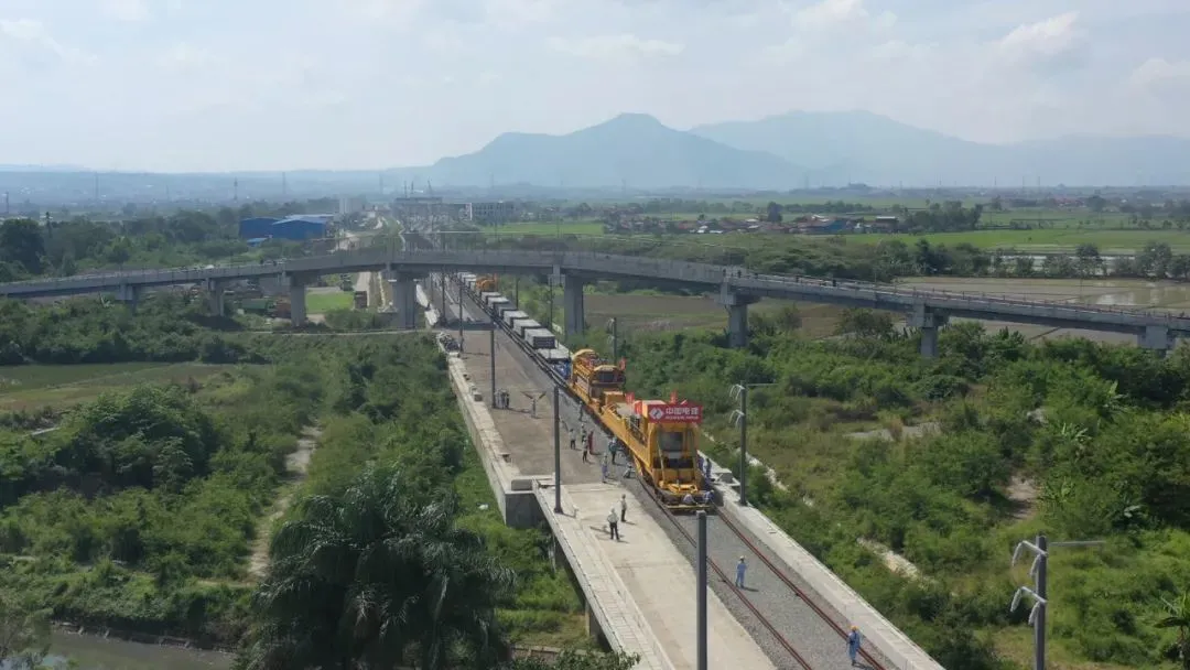 7月1日，印尼万隆，雅万高铁正线有砟轨道铺设施工现场。图源：新华社