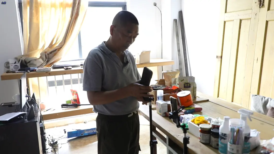 ·章荣高在准备直播。刘俊杰/摄