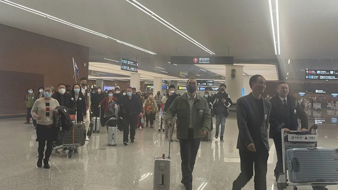 今年浙江首个旅游包机航班抵达四川 100多人旅游团将游览九寨沟、三星堆（浙江旅行团报价）