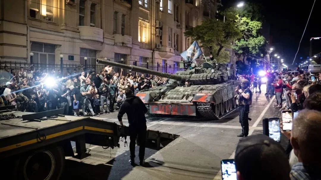 ● 当地时间6月24日凌晨，出现在罗斯托夫街头的瓦格纳武装