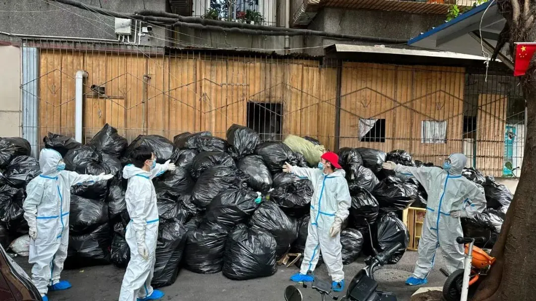 马俐管家在客户家清理了几十袋垃圾。（图/受访者提供）