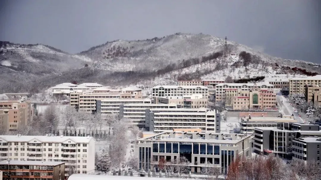 图/2021年1月，雪中的鲁东大学