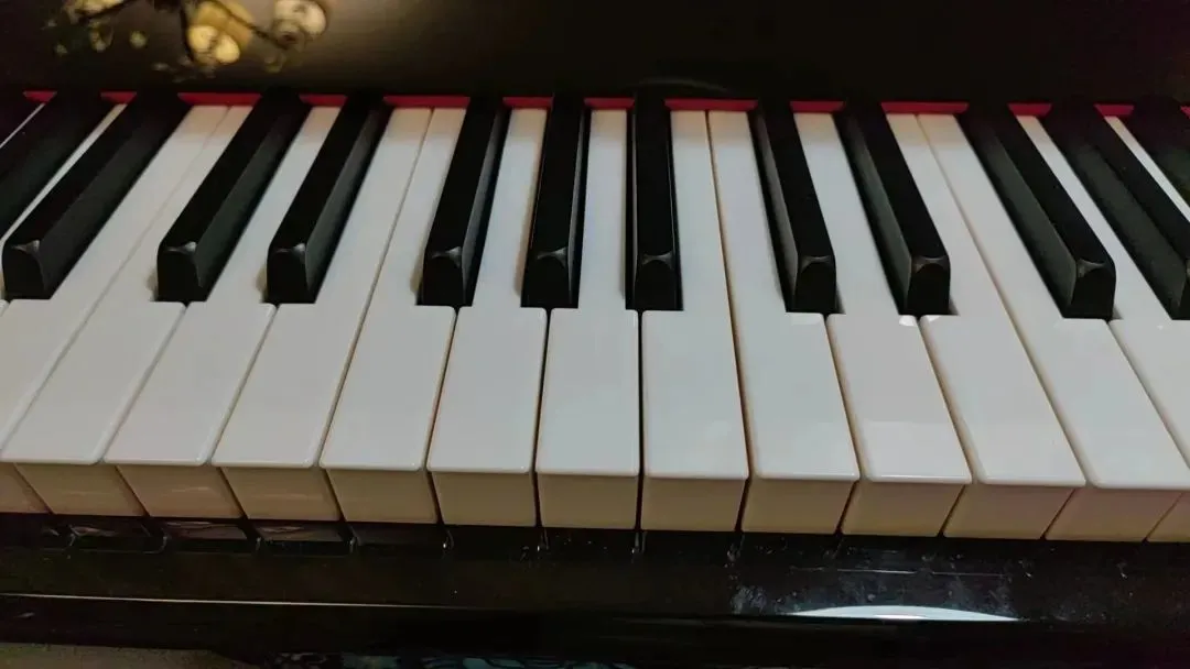 筱月弹钢琴