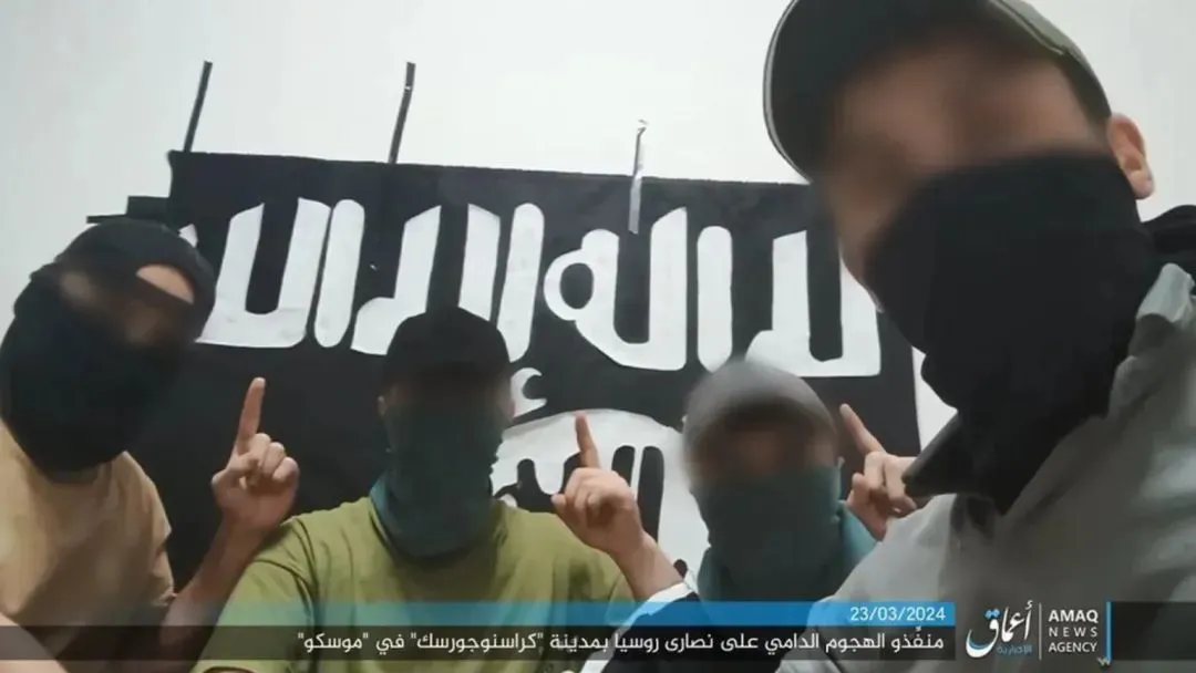 ◆“伊斯兰国”发布视频中所谓蒙面的“恐袭枪手”。
