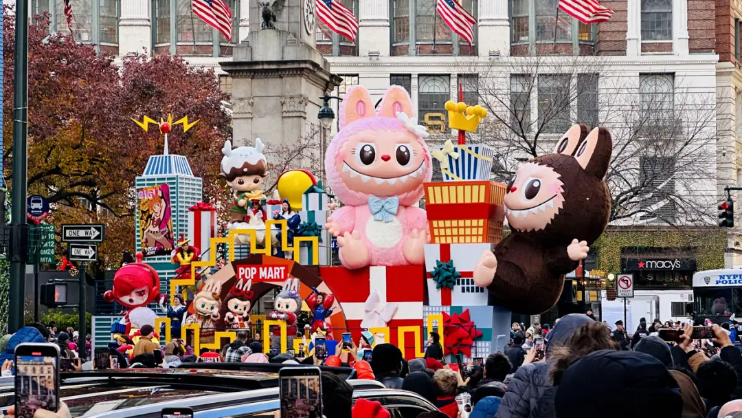 △2025年11月27日，Labubu亮相第99届纽约梅西百货感恩节大游行