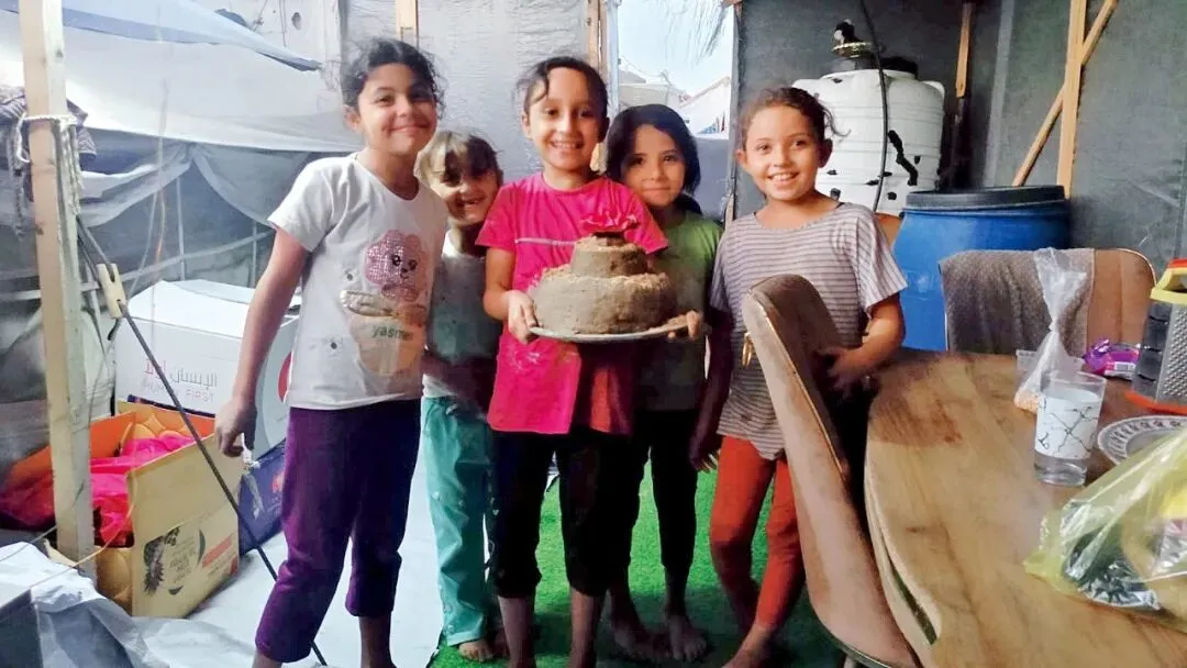 10月9日，加沙城西部，拉莎的孩子们用沙子制作了一个蛋糕，庆祝以色列与哈马斯停火。图/受访者提供