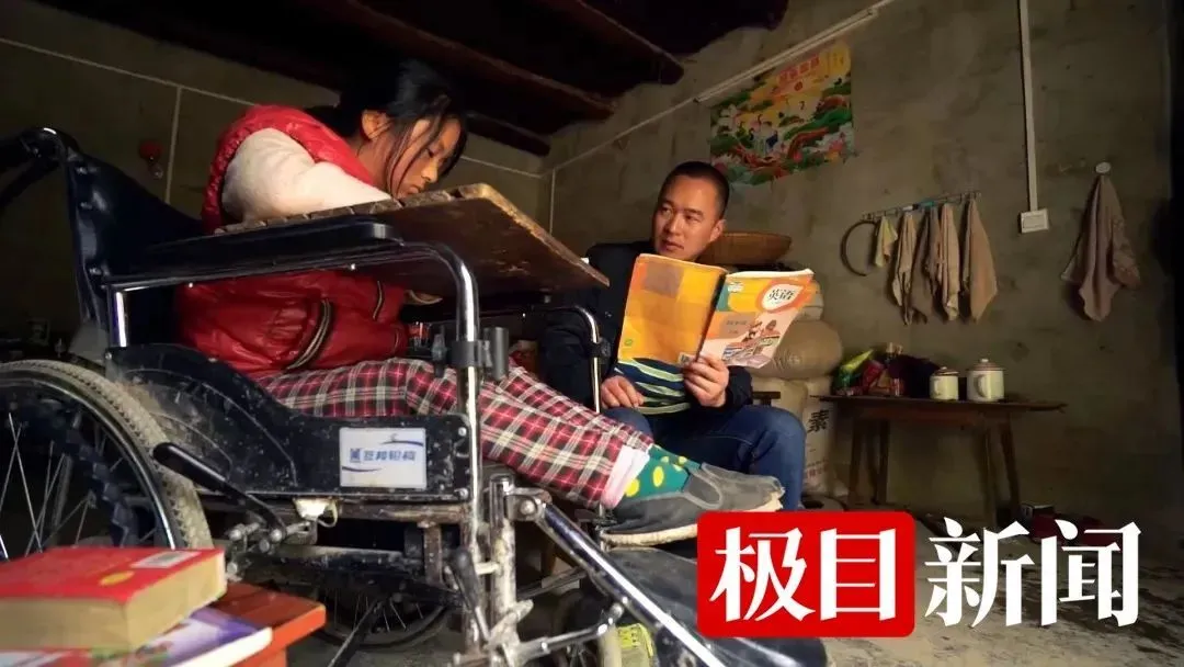 童年时,田艳青与袁辉在一起