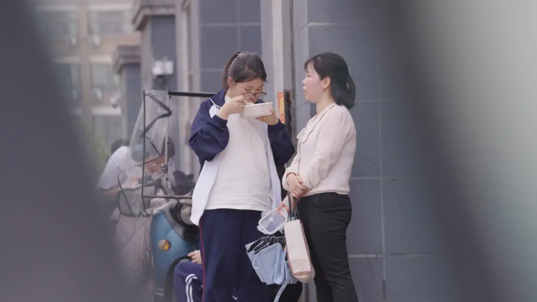 陪讀媽媽給女兒送午飯