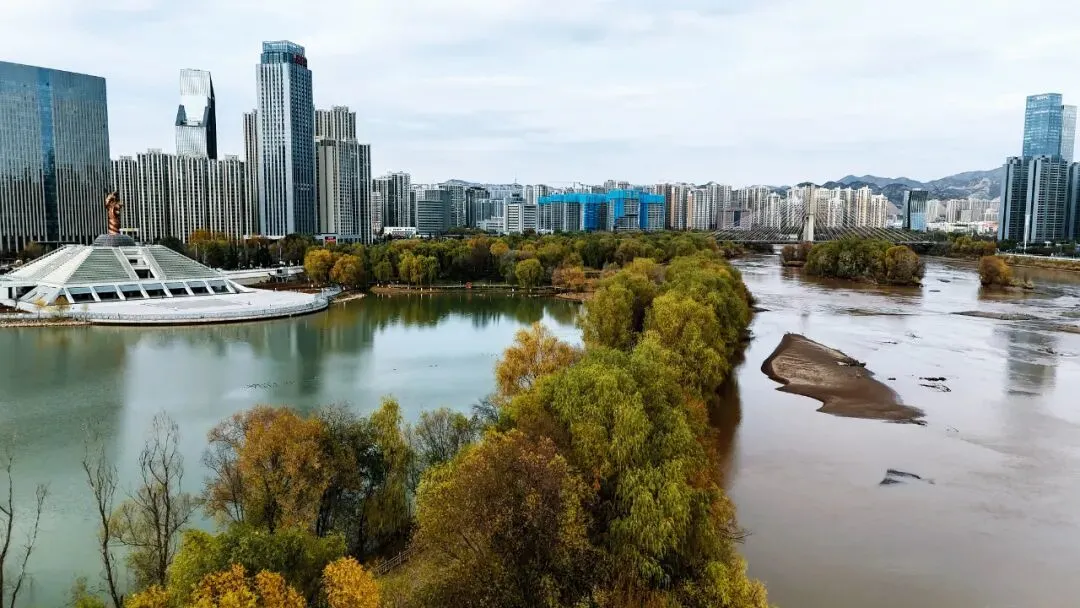 华夏人文始祖园（左）被指处于黄河主河道范围。摄影/本刊记者 刘向南