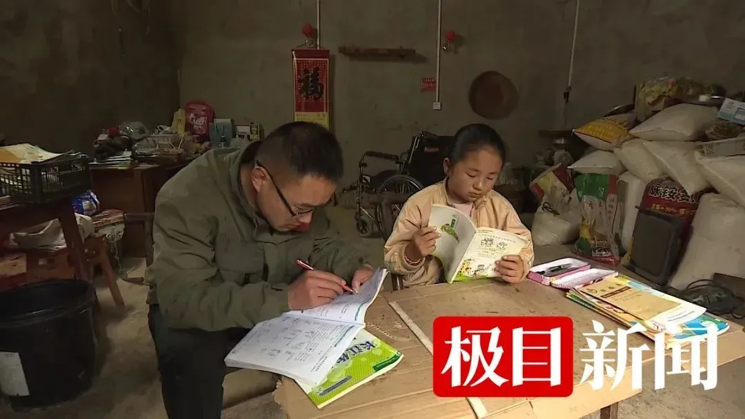 童年时,田艳青与袁辉在一起