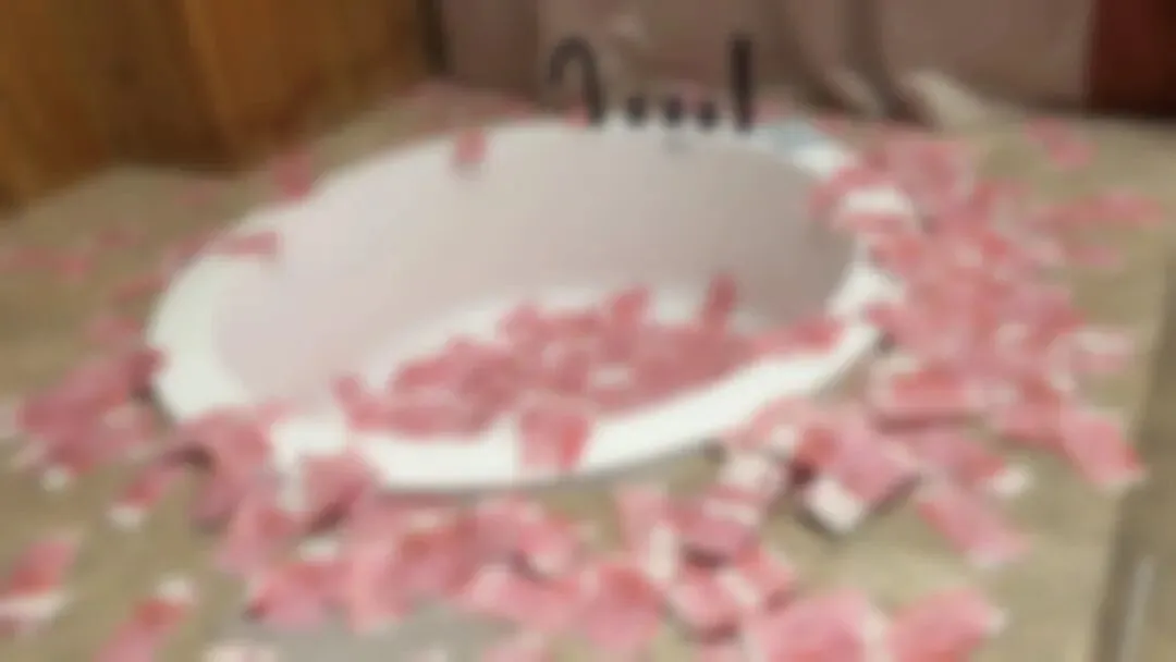 传销头目将现金扔在浴缸,让“会员”们“随便拿”。