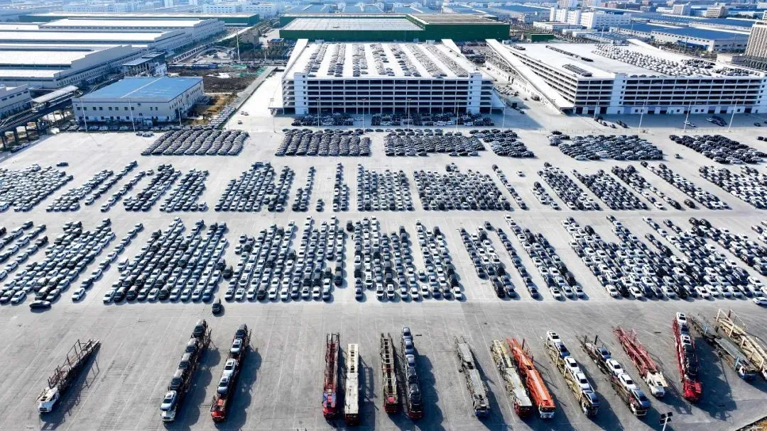 2月6日，位于合肥市长丰县下塘镇的合肥比亚迪汽车有限公司发车场。摄影/张大岗