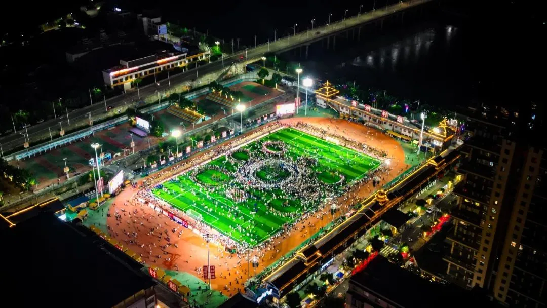 8月23日,2025年首届“村超”全国赛总决赛在贵州榕江县“村超”球场举行。图/中新