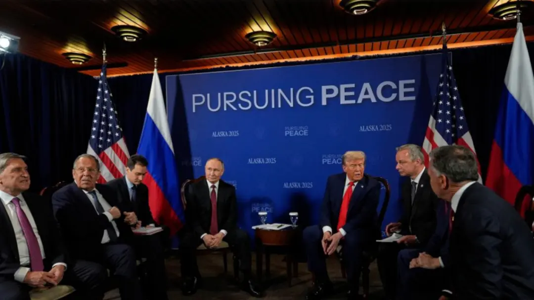 当地时间8月15日11时20分许，美国总统特朗普（右三）和俄罗斯总统普京（左四）在美国阿拉斯加州安克雷奇市埃尔门多夫-理查森联合军事基地正式开始会晤。新华社/美联