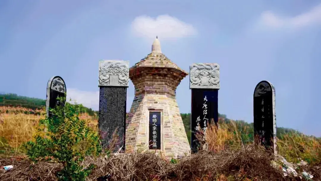 云阙在河南宜阳拜访李贺墓塔。供图/云阙