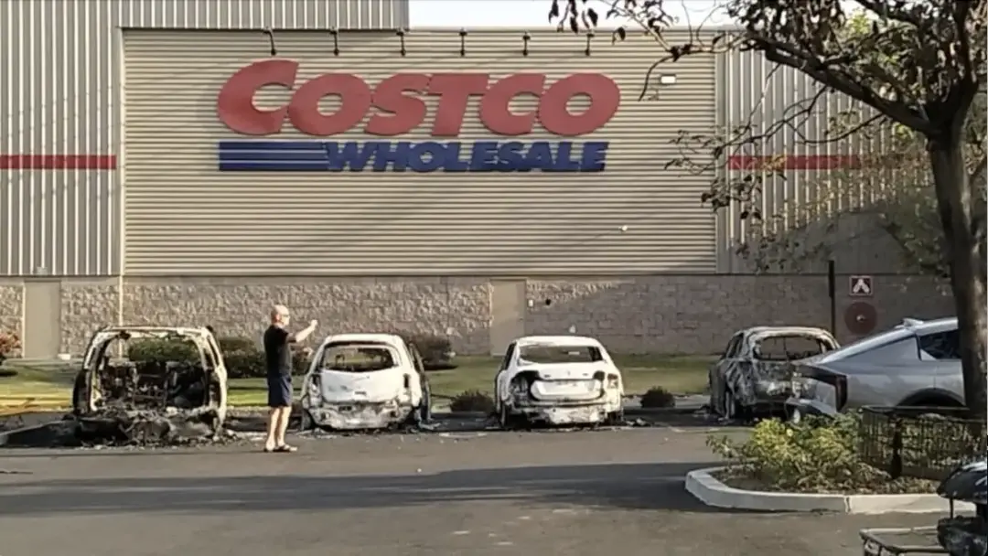 ◆巴亚尔塔港的COSTCO超市周围一片狼藉。（图源：Osvaldo Granados）