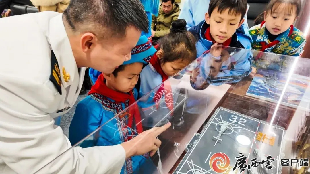 少先队员代表在了解海防知识