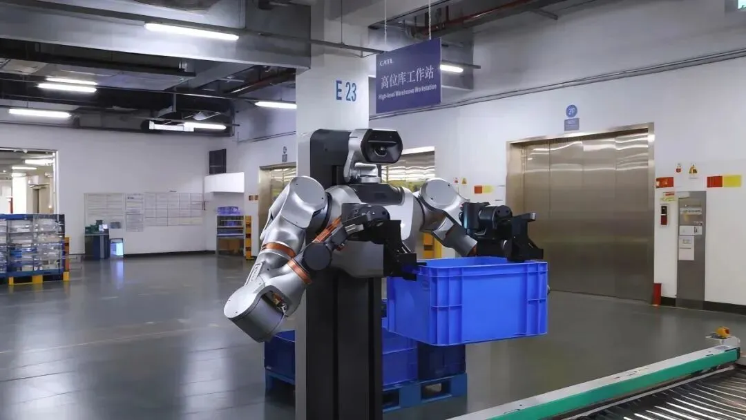 银河通用Galbot S1在宁德时代工厂中作业