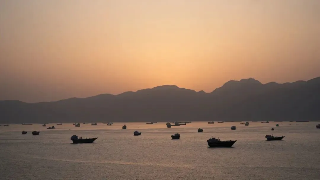5月1日，船只从阿曼穆桑达姆出现在霍尔木兹海峡。