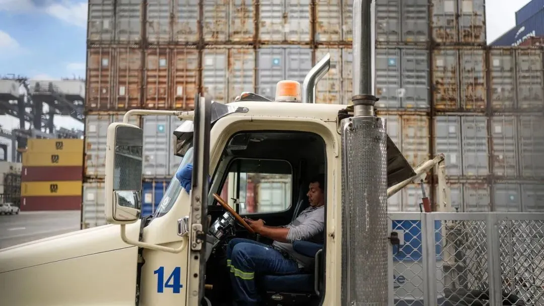 ������Щʱ��һ�������ڰ������˺ӰͶ����Ǹ۵Ĳշ�����Ϣ���Ա��Ǽ�װ�䣬�ø���CK Hutchison Holdings������